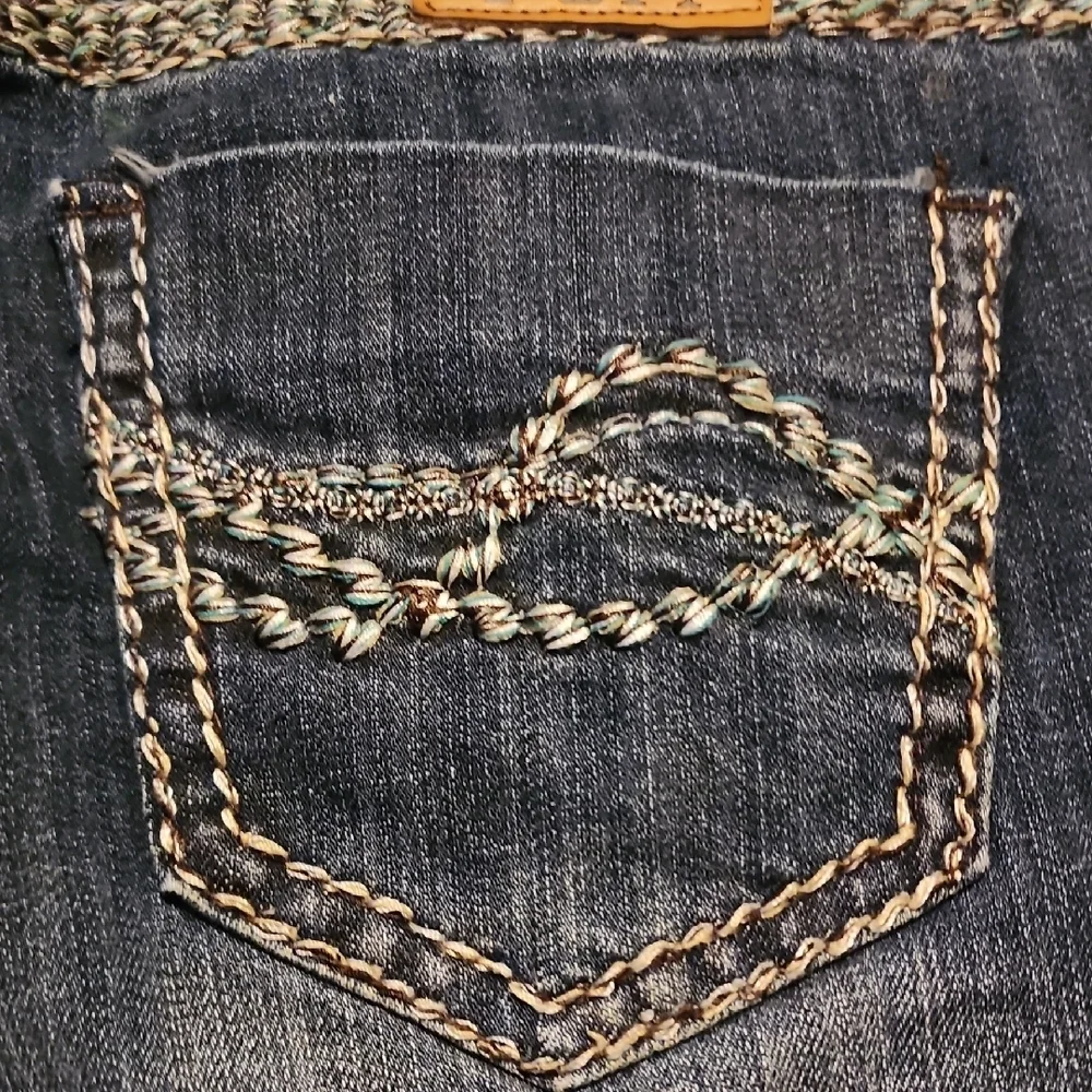 Cowgirl Tuff NWT Trailblaibers Blue Denim Jeans with Embroidery In Size 29